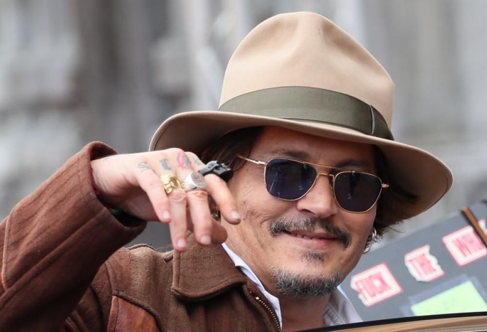 Johnny Depp a Torino si emoziona al Museo del Cinema: le foto