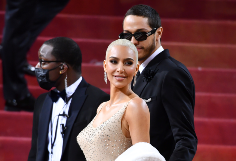 Kim Kardashian ha danneggiato l’abito di Marilyn Monroe: le foto. E le polemiche