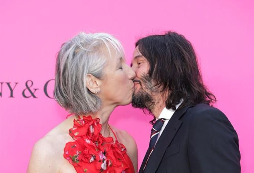 Keanu Reeves: ecco il bacio appassionato con la fidanzata
