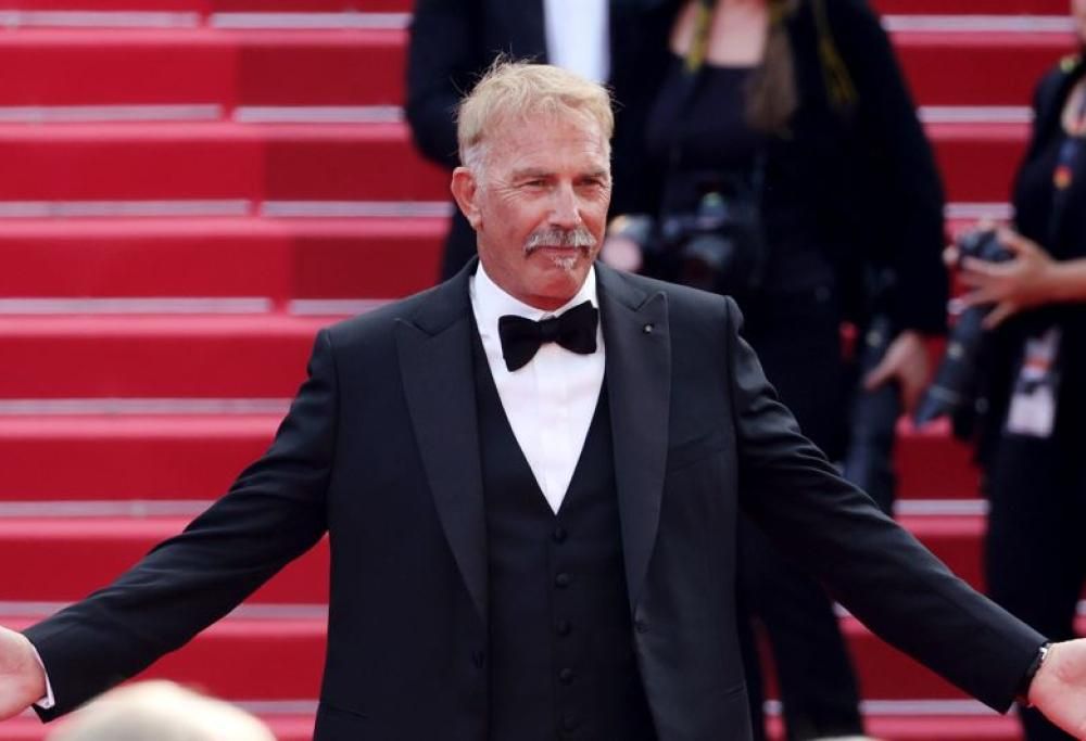 Kevin Costner commosso per gli applausi al Festival di Cannes. Le foto con i 5 figli