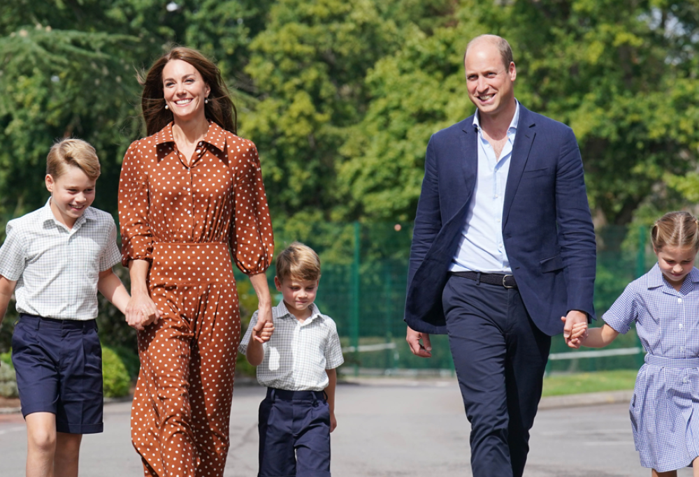 Kate Middleton accompagna i figli George, Charlotte e Louis a scuola