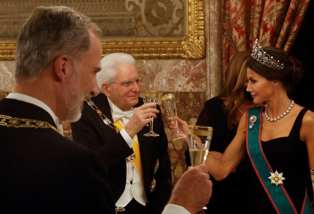 La Regina Letizia rende omaggio a Sergio Mattarella