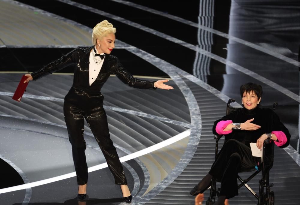 Agli Oscar Lady Gaga accompagna Liza Minnelli
