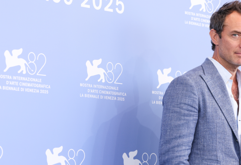 Jude Law e  Cate Blanchett sul red carpet della Mostra del Cinema di Venezia. Ma la foto più bella è di Julia Roberts