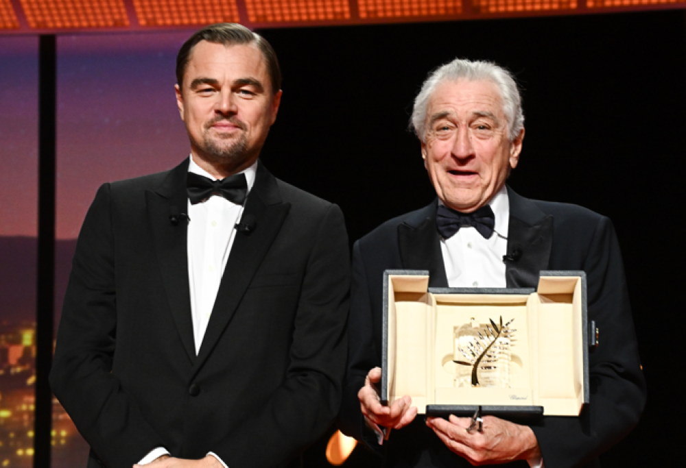 Cannes 2025: Leonardo DiCaprio consegna la palma d’oro a Robert De Niro e Halle Berry è la prima celebrità colpita dal nuovo dress code