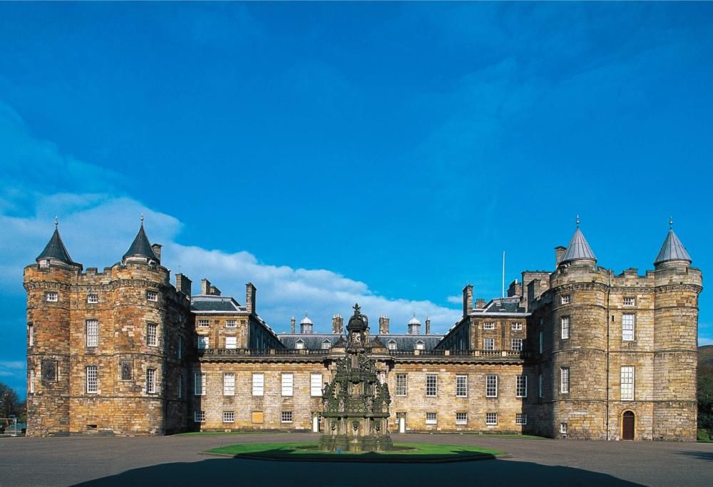 La Regina Elisabetta apre le porte della sua magnifica residenza scozzese