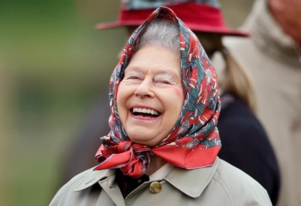 La Regina Elisabetta che corre felice come una ragazzina è un vero spettacolo!