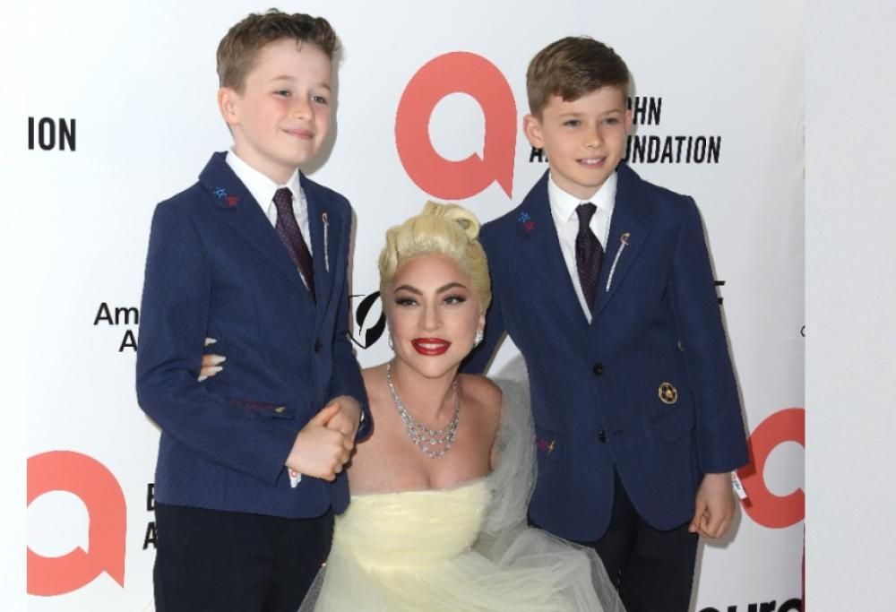 Lady Gaga con i figli di Elton John: la bellissima foto