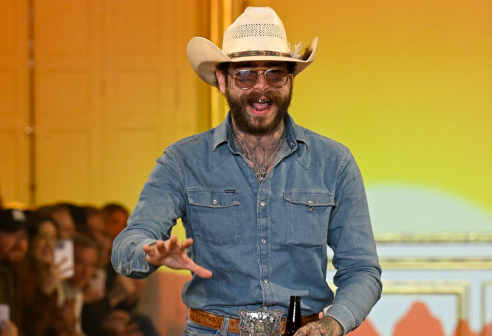 Post Malone lancia la sua linea di moda e sfila a cavallo in passerella. Il video
