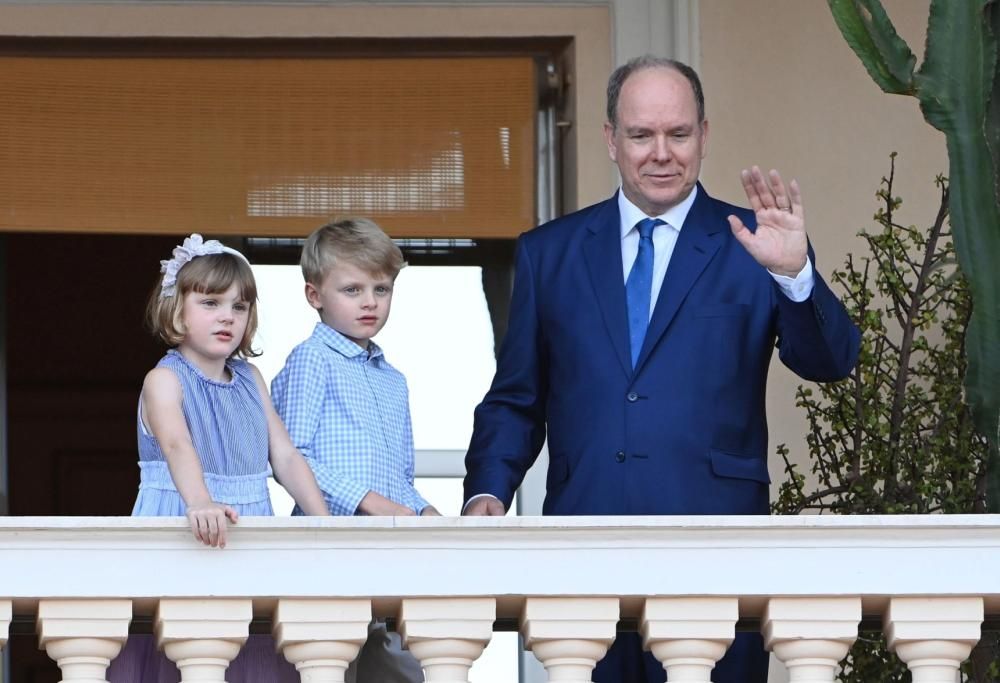 In attesa di mamma Charlene, i gemellini vanno a Glasgow con papà Alberto