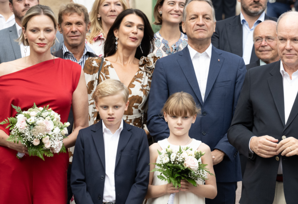 La Principessa Charlene commossa alla Prima Comunione dei gemellini Jacques e Gabriella. Le foto