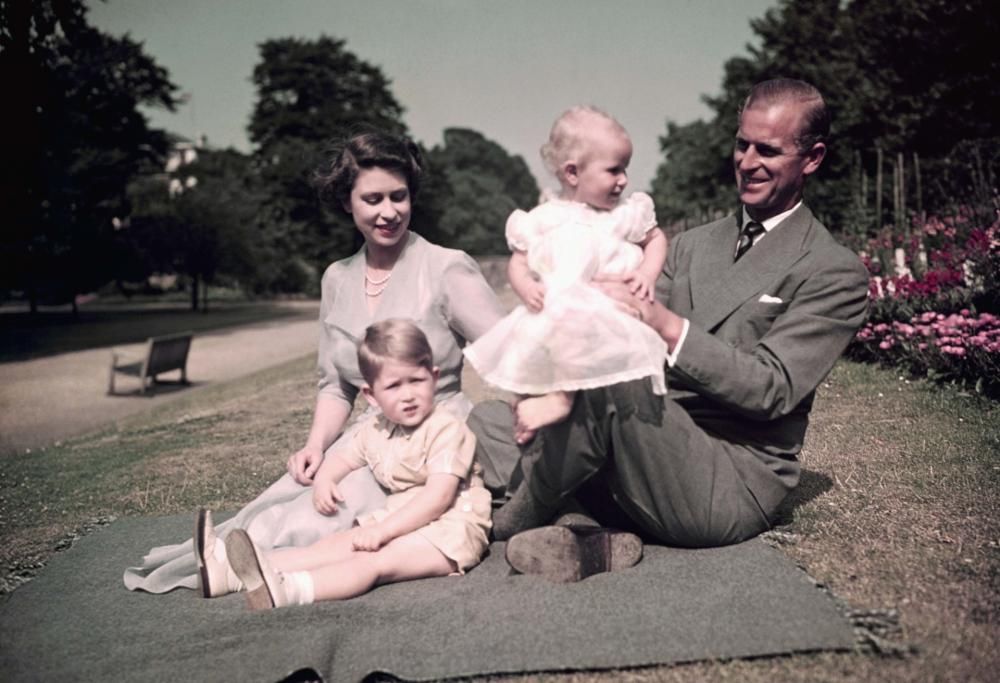 Anche la regina Elisabetta fa i picnic. Ecco cosa c’è nel suo cestino reale… e in quello di Kate!