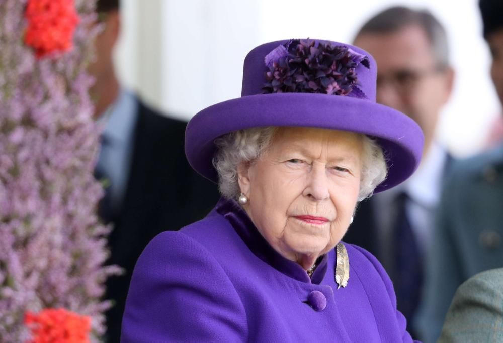 Elton John. Quella volta che la Regina Elisabetta schiaffeggiò il nipote in pubblico