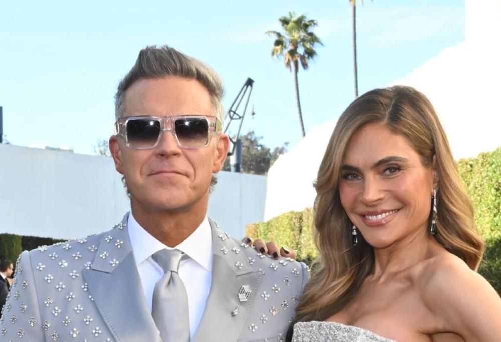 Robbie Williams celebra le nozze di una coppia durante la proiezione del film sulla sua vita: le foto