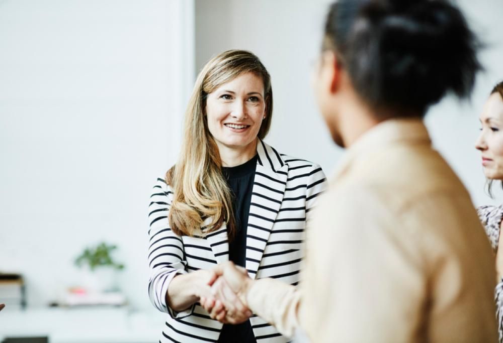Una stretta di mano vigorosa e duratura mette ansia. Lo rivela uno studio