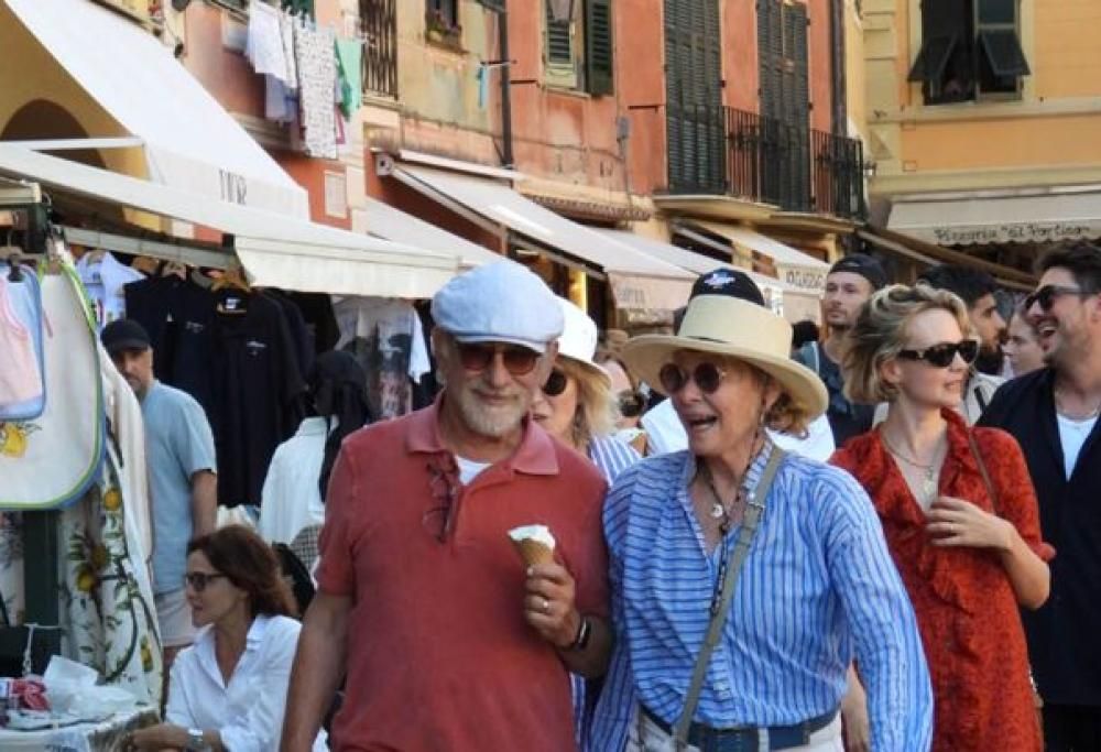 Steven Spielberg a Napoli cede alla pizza: le foto