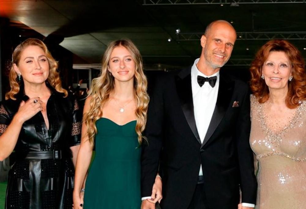 Lucia-Sofia Ponti, nipote di Sophia Loren, bellissima al ballo delle debuttanti: le foto e il video