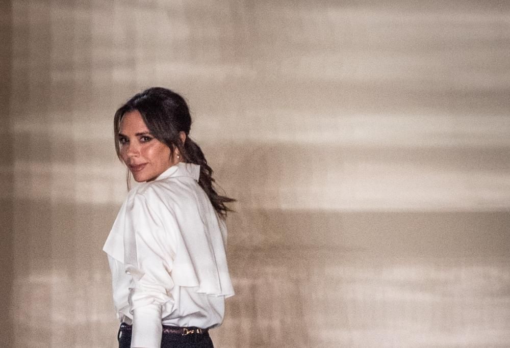 Victoria Beckham mostra finalmente sua sorella. Che le somiglia come una goccia d’acqua