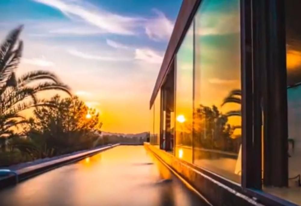 E’ incredibile la villa attraversata da una piscina trasparente!