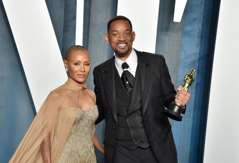 Will Smith si scusa per il ceffone a Chris Rock. Ma potrebbe perdere l’Oscar