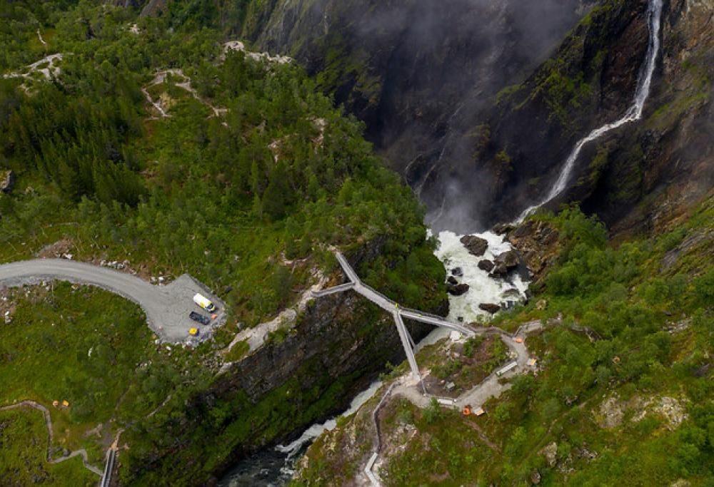 Sospesa sulla maestosa cascata: la passerella è davvero spettacolare!