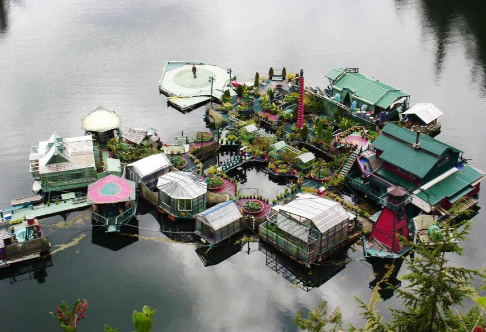 Galleggiante ed ecologica: l’isola costruita da una coppia in vent’anni