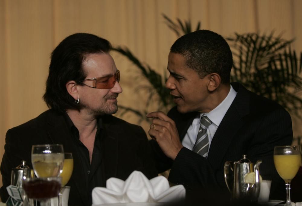 U2, Bono propone la soluzione per fermare l’Isis: «Mandate in Siria Amy Schumer e Chris Rock!»