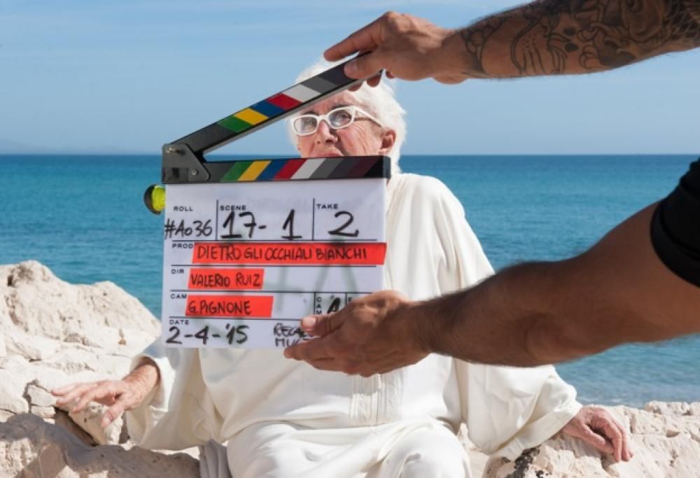 Dietro gli occhiali bianchi