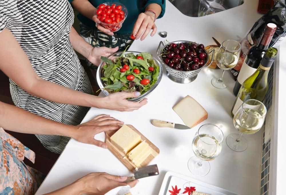 LEI NEWS: Quattro semplici modi per mantenersi in forma mentre… si prepara la cena!