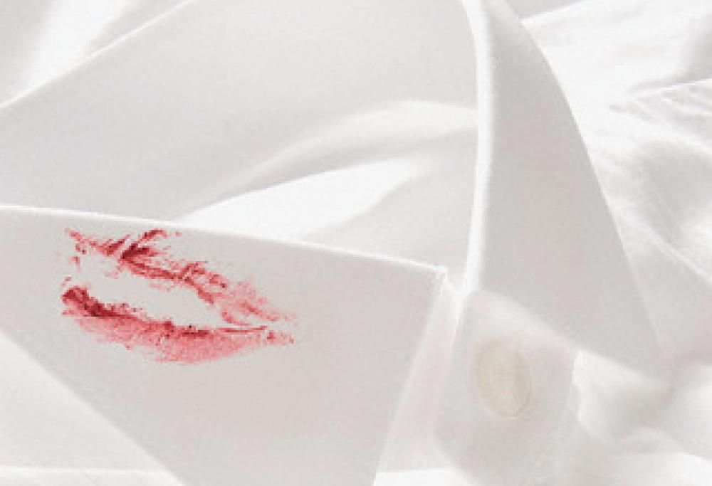 Come pulire perfettamente le macchie di fondotinta, rossetto e smalto