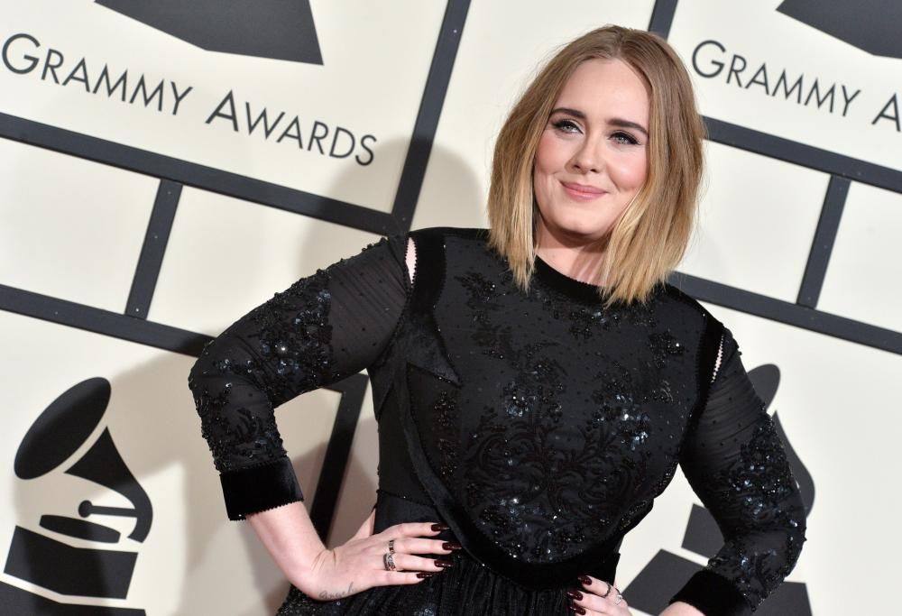 Adele sul palco con due musicisti autori di un video virale su di lei