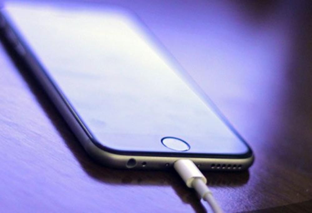 Ecco quanto costa lasciare sempre il caricatore dello smartphone attaccato alla presa