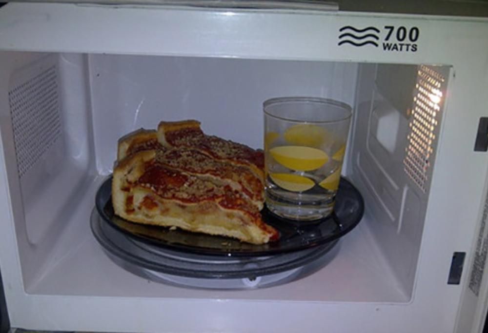 Ecco come riscaldare la pizza nel microonde senza intaccare la sua croccantezza
