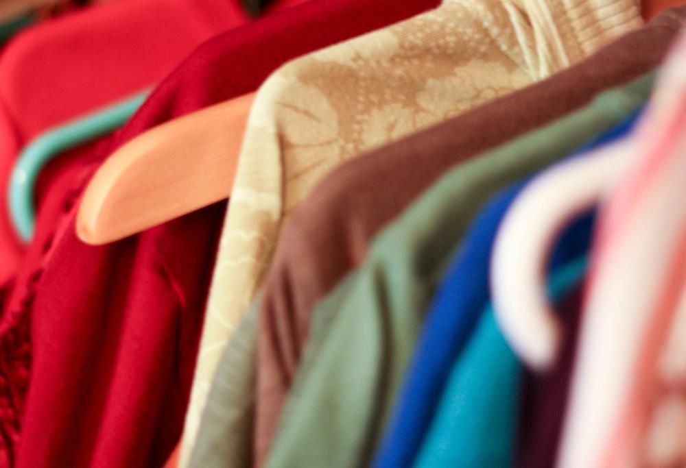 Cosa appendere e cosa piegare nell’armadio? Finalmente la risposta definitiva!