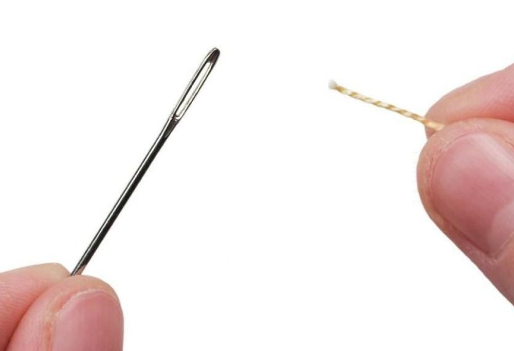 Trucco per infilare facilmente il filo da cucito nell’ago