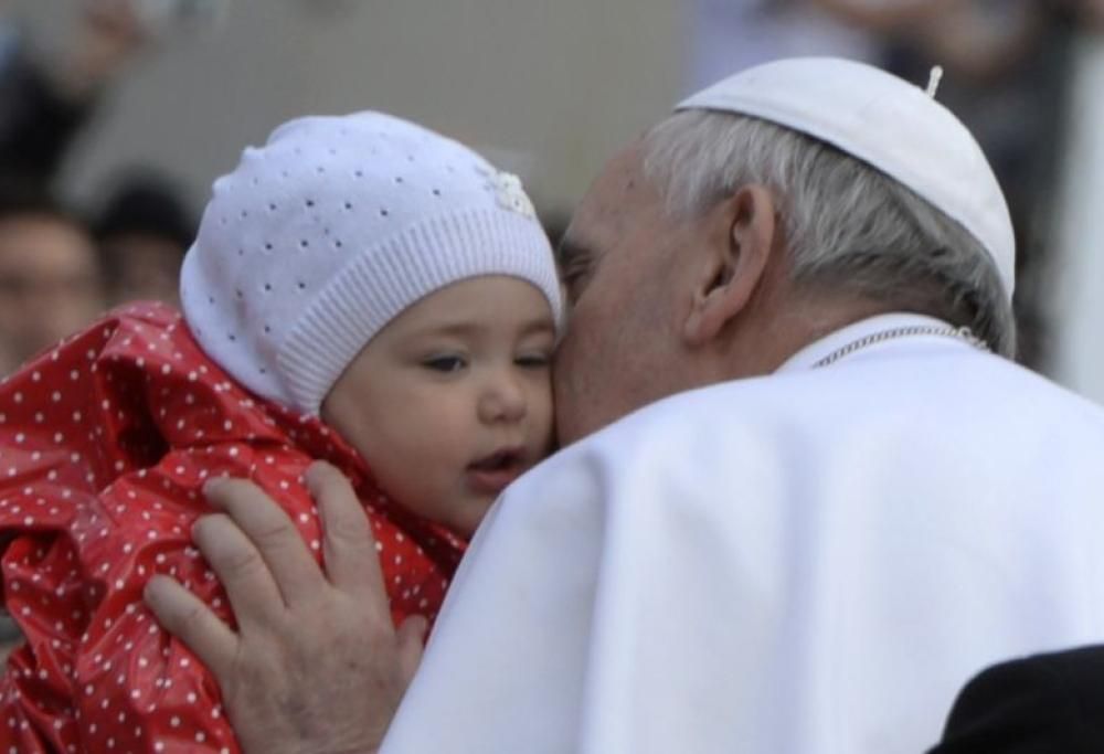 Papa Francesco si fa la barba due volte al giorno
