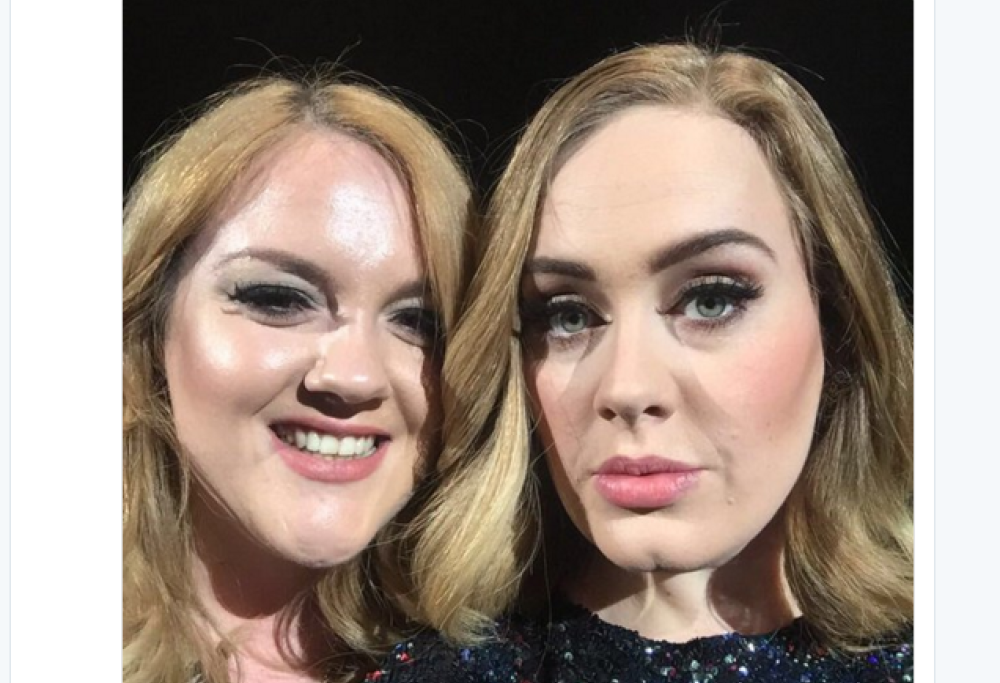 Adele: selfie sul palco con la sua sosia