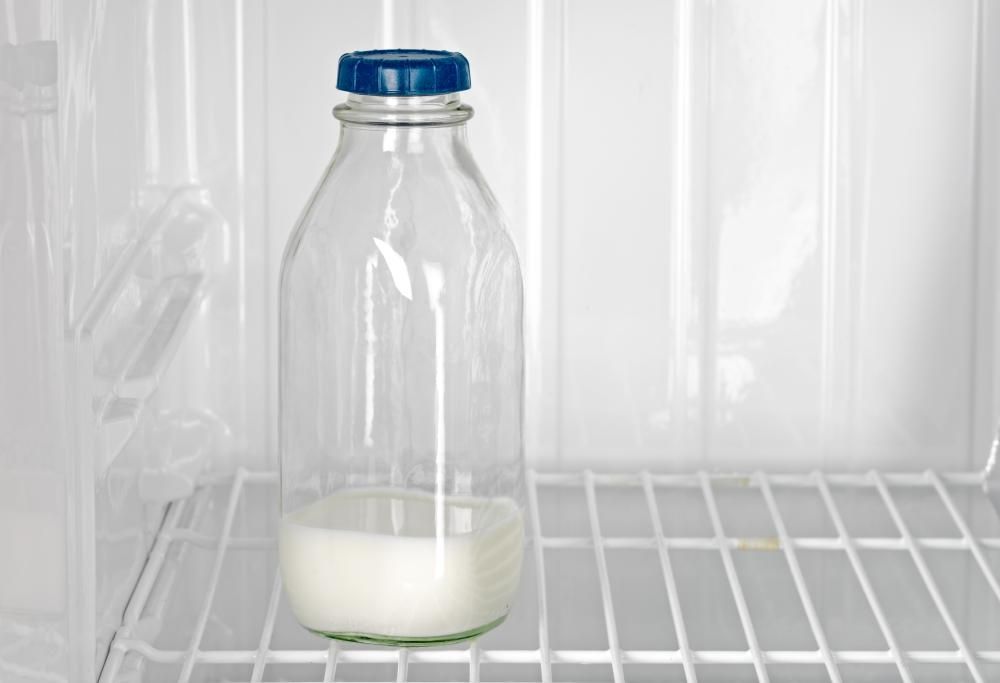 Incredibile: sapete che il latte scaduto si rivela molto utile per le pulizie di casa? Ecco perché!