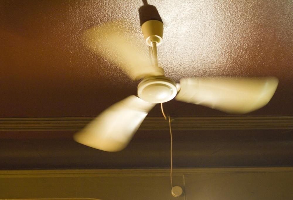 Ecco un modo geniale per pulire perfettamente il ventilatore da soffitto