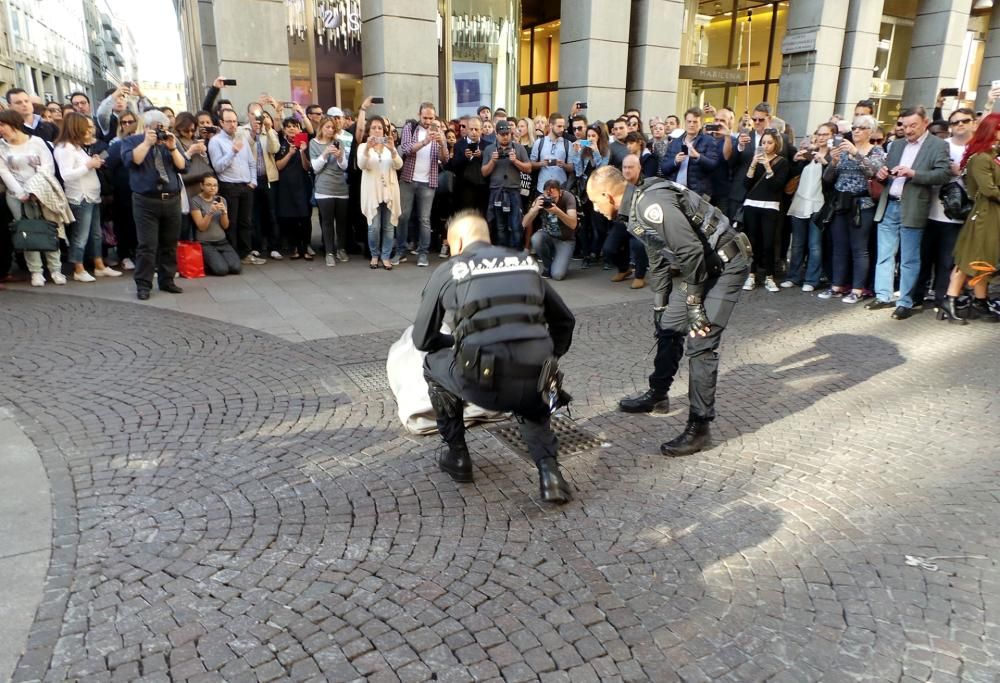 Cosa ci faceva ieri in pieno centro a Milano una ragazza nuda coperta di tatuaggi?
