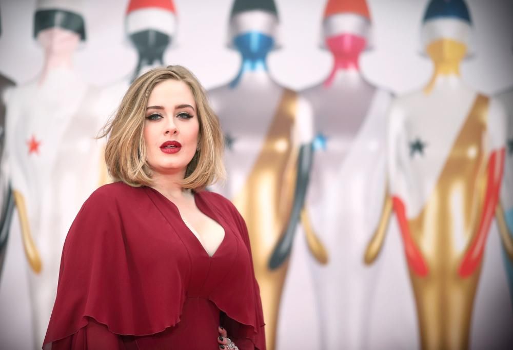 Adele: il microfono si spegne ma lei continua a cantare