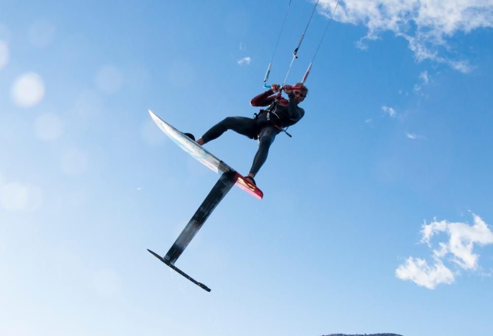 Maxime Rocher tenta di battere il record Monaco-Calvi in kite surf