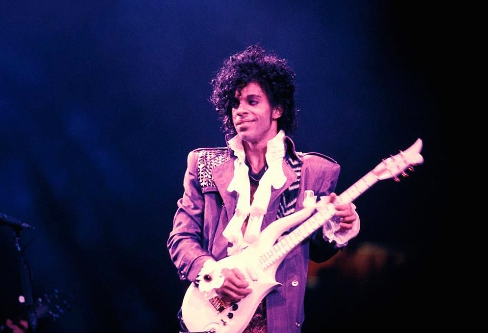 Addio Prince. Il genio di Minneapolis scompare lasciando un vuoto nel mondo della musica
