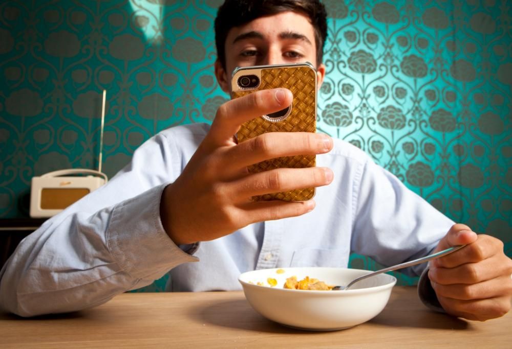 Non usate lo smartphone durante i pasti. Ecco perché!