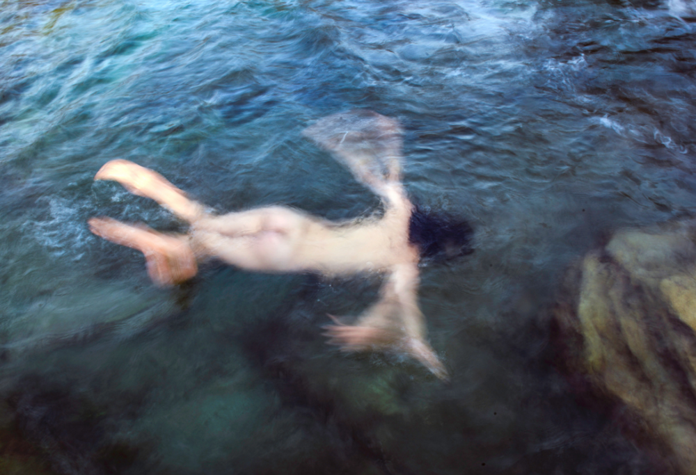 La fotografa che immortala il rapporto tra uomo e natura