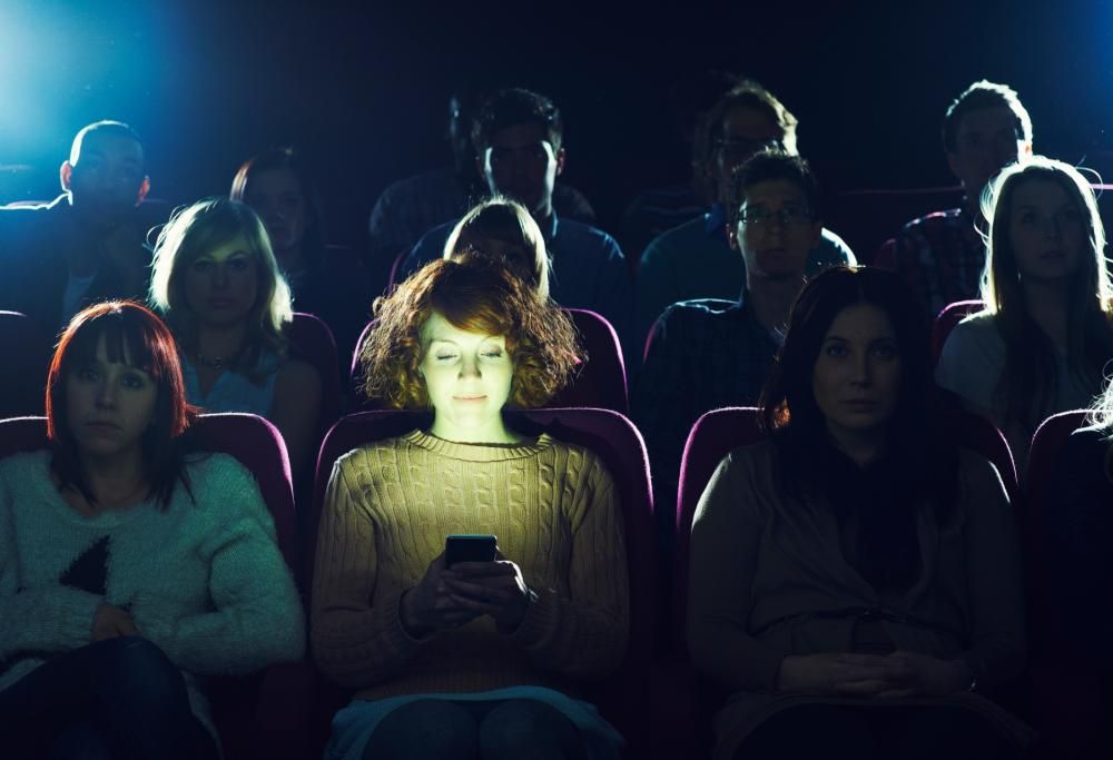 Ecco i 16 luoghi dove è bene non usare mai il  cellulare