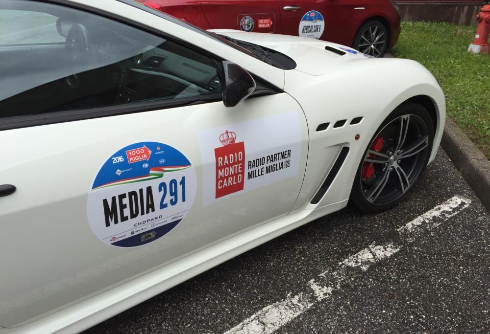 Mille Miglia: la partenza, tra applausi e sorrisi