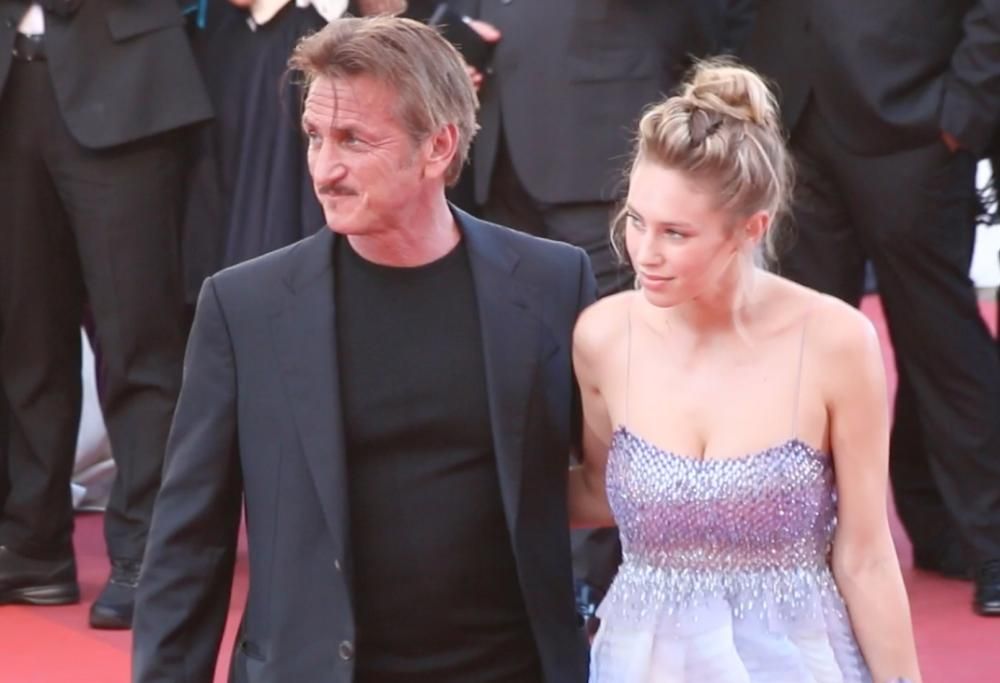 La stella di Charlize Theron splende in passerella