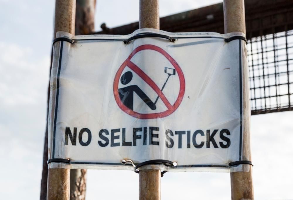 Ecco finalmente il galateo del selfie stick
