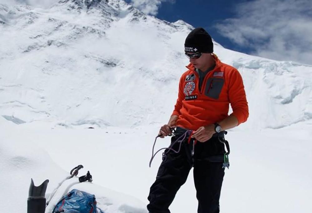 Un marine è riuscito a scalare l’Everest. Senza una gamba.